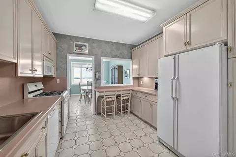 Kitchen - 16 Rockledge Ave #6D-2, Ossining, NY 10562 photo 2 of 3