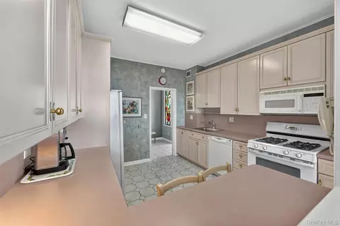 Kitchen - 16 Rockledge Ave #6D-2, Ossining, NY 10562 photo 3 of 3
