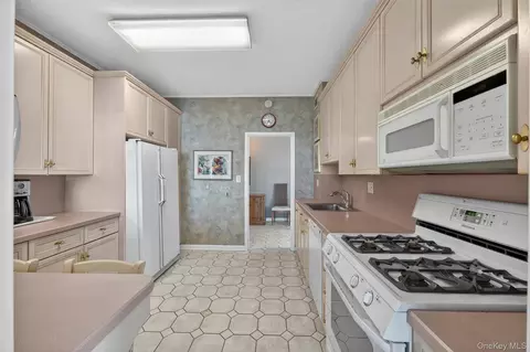 Kitchen - 16 Rockledge Ave #6D-2, Ossining, NY 10562 photo 1 of 3