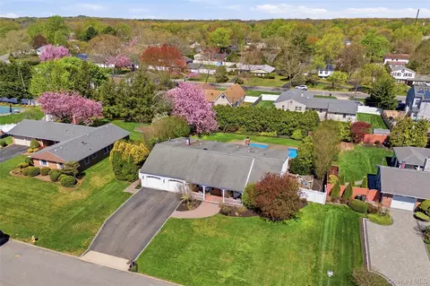 28 Manchester Ln, Stony Brook, NY 11790