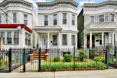 681 E 243rd St, New York, NY 10470