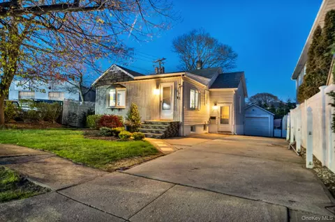 105 Thomas Pl, North Bellmore, NY 11710