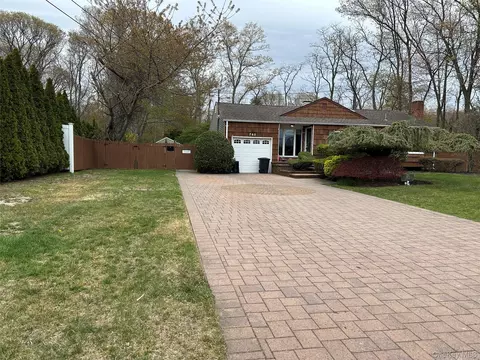 763 Pat Dr, West Islip, NY 11795