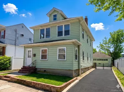 4 Davis Ave, North Hempstead, NY 11050