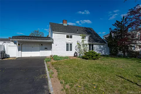 54 Ramble Ln, Levittown, NY 11756