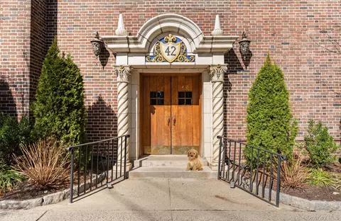 42 Pondfield W #6D, Yonkers, NY 10708