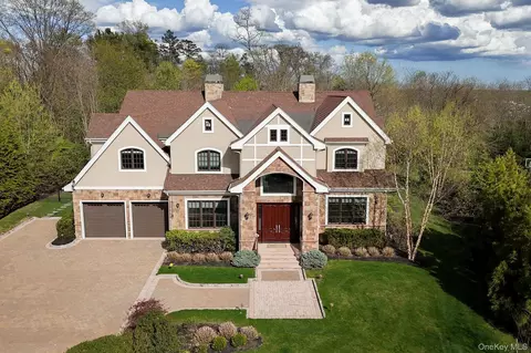 11 Buckingham Ct, Syosset, NY 11791