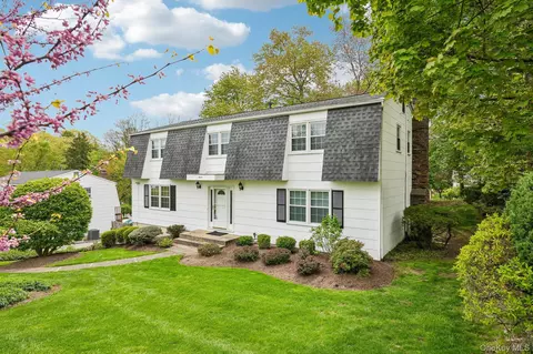 7 Maplewood Ln, Clarkstown, NY 10956