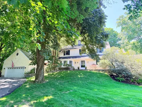 2 Turner Dr, New Castle, NY 10514
