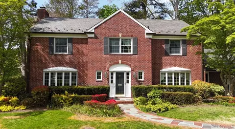 695 Hunt Ln, North Hempstead, NY 11030