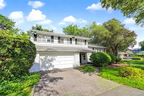 105 Serpentine Ln, North Hempstead, NY 11507