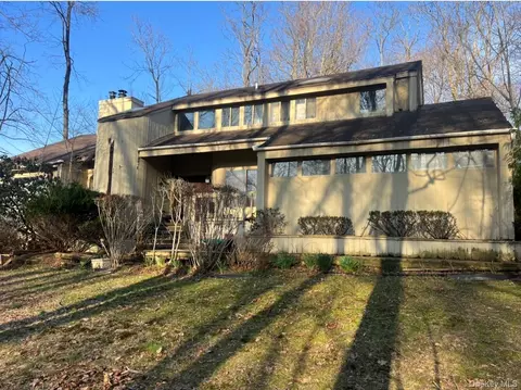77 Gnarled Hollow Rd, Setauket, NY 11733