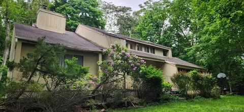 77 Gnarled Hollow Rd, Setauket, NY 11733