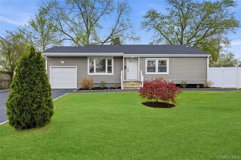 110 Heyward St, Brentwood, NY 11717
