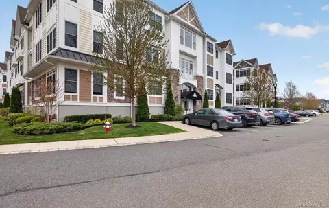 32103 Spruce Pond Cir, Plainview, NY 11803