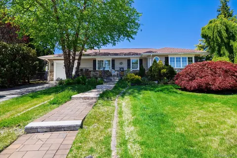 406 Jefferson St, Franklin Square, NY 11010