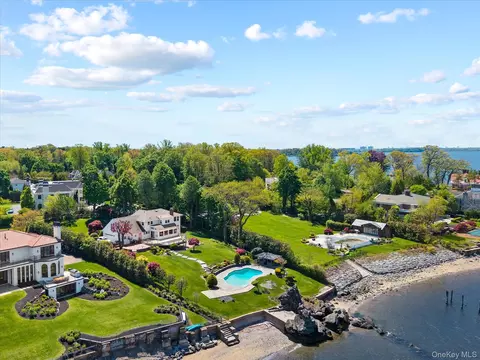 24 Cricket Ln, North Hempstead, NY 11024