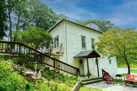 11 Forest Pl, Lake Peekskill, NY 10537