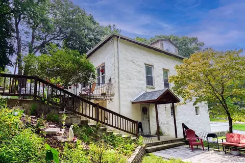 11 Forest Pl, Lake Peekskill, NY 10537