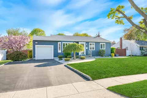18 Byron Rd, Commack, NY 11725