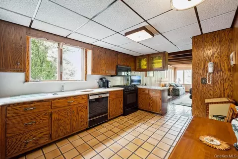 Kitchen - 9 Lakeland Ave, Patchogue, NY 11772 photo 1 of 3