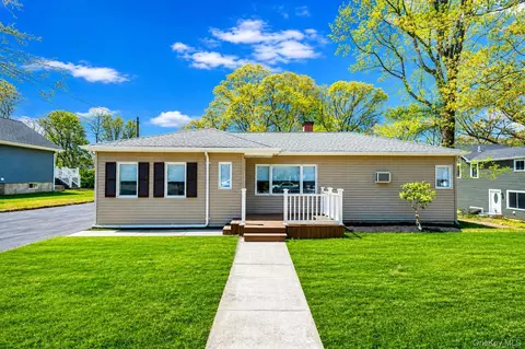 94 Rosemary Ln, Centereach, NY 11720