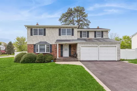 2 Garvey Dr, Hauppauge, NY 11788