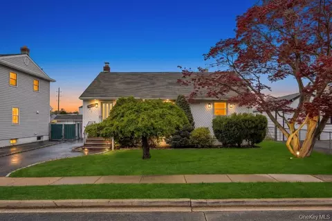 31 Indiana St, Hicksville, NY 11801