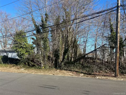 15 Chestnut St, Babylon, NY 11798
