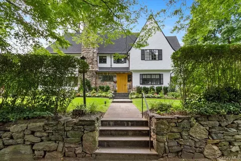 449 Pelham Manor Rd, Pelham, NY 10803