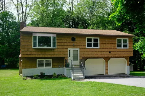 21 Olympus Dr, Mahopac, NY 10541
