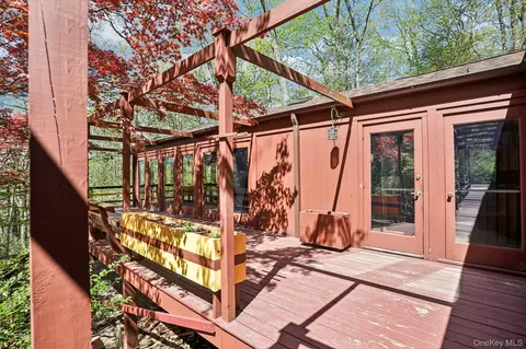 59 Shad Rd W, Pound Ridge, NY 10576