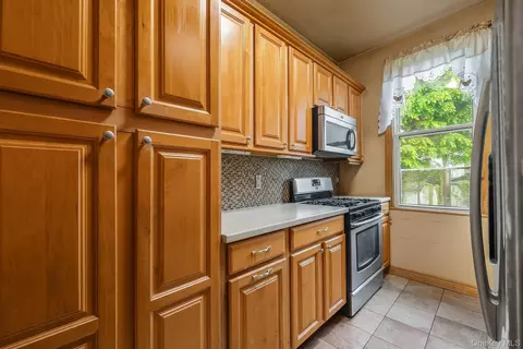 3424 34th St, Astoria, NY 11106