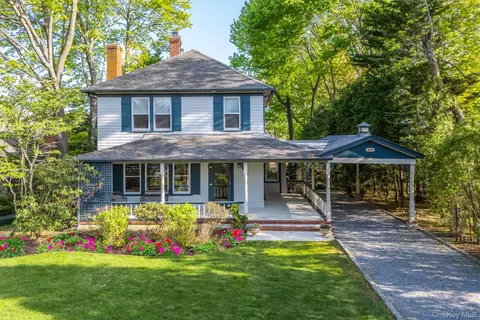 910 New Suffolk Ave, Mattituck, NY 11952