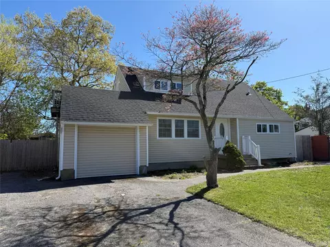 60 Meadowbrook Dr, Brentwood, NY 11717