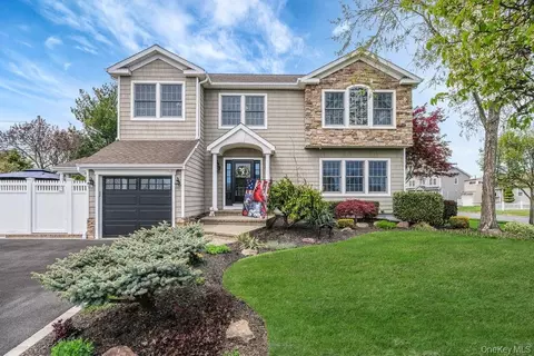 512 Heathcliff Dr, Seaford, NY 11783