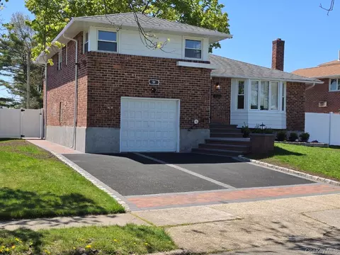 51 Stephen St, Levittown, NY 11756