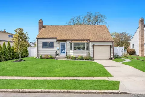 14 Dahlia Ln, Deer Park, NY 11729