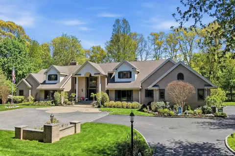 10 Fox Meadow Ln, Huntington, NY 11743