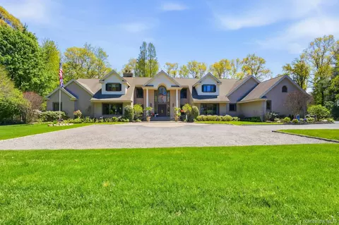 10 Fox Meadow Ln, Huntington, NY 11743