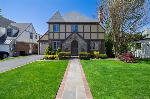 12 May Ct, Rockville Centre, NY 11570