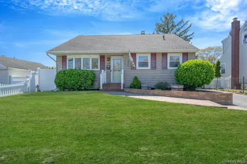 477 N Indiana Ave, Lindenhurst, NY 11757
