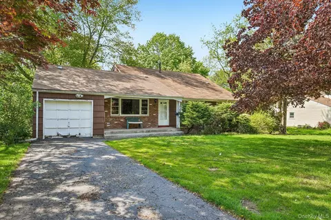 35 Old Middletown Rd, Clarkstown, NY 10956