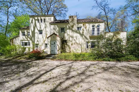 67 The Serpentine, North Hempstead, NY 11576