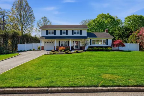 19 Foothill Ln, East Northport, NY 11731