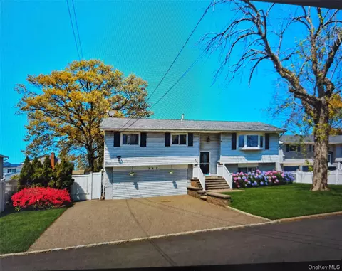 367 Erlanger Blvd, North Babylon, NY 11703