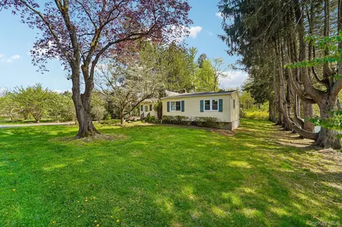 30 Pine Ln, Clarkstown, NY 10956