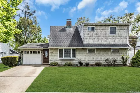 159 Kingfisher Rd, Levittown, NY 11756