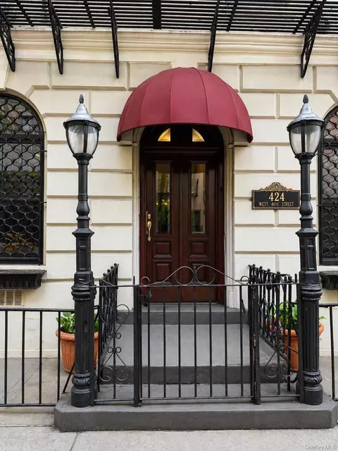 424 W 46th St #1D, New York, NY 10036