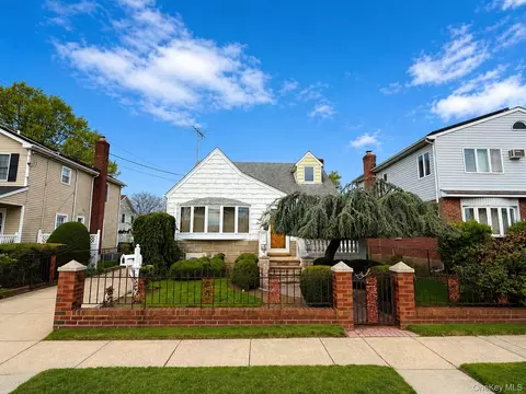 154 Scherer Blvd, Franklin Square, NY 11010